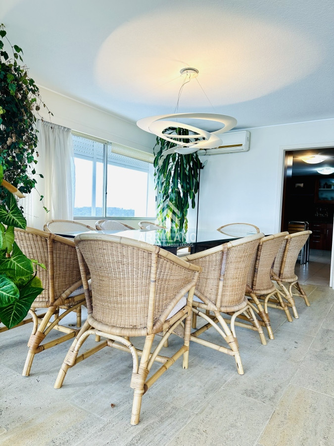Apartamento ID.4554 - Venta apartamento 3 dormitorios más dependencia sobre primera fila de Playa Mansa, Punta del Este