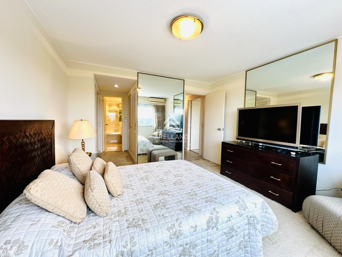 Apartamento ID.4554 - Venta apartamento 3 dormitorios más dependencia sobre primera fila de Playa Mansa, Punta del Este