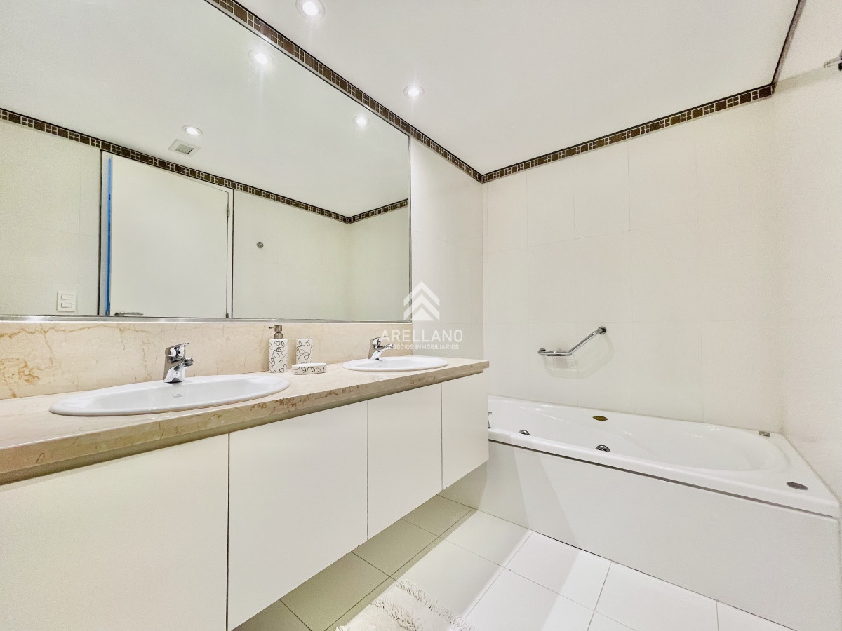 Apartamento ID.3986 - Moderno Apartamento de 2 Dormitorios en Le Parc, Playa Brava. Punta del Este 