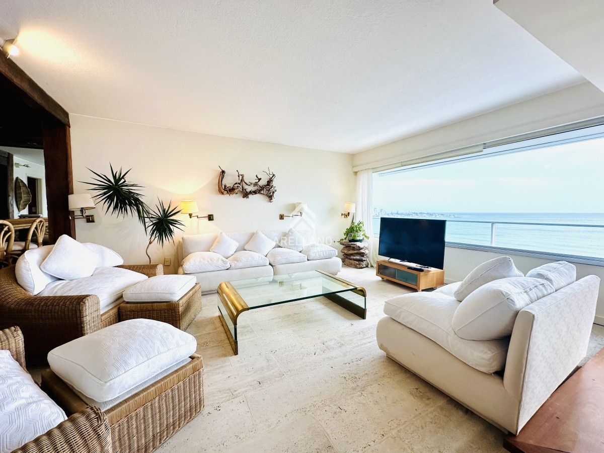 Apartamento ID.4554 - Venta apartamento 3 dormitorios más dependencia sobre primera fila de Playa Mansa, Punta del Este