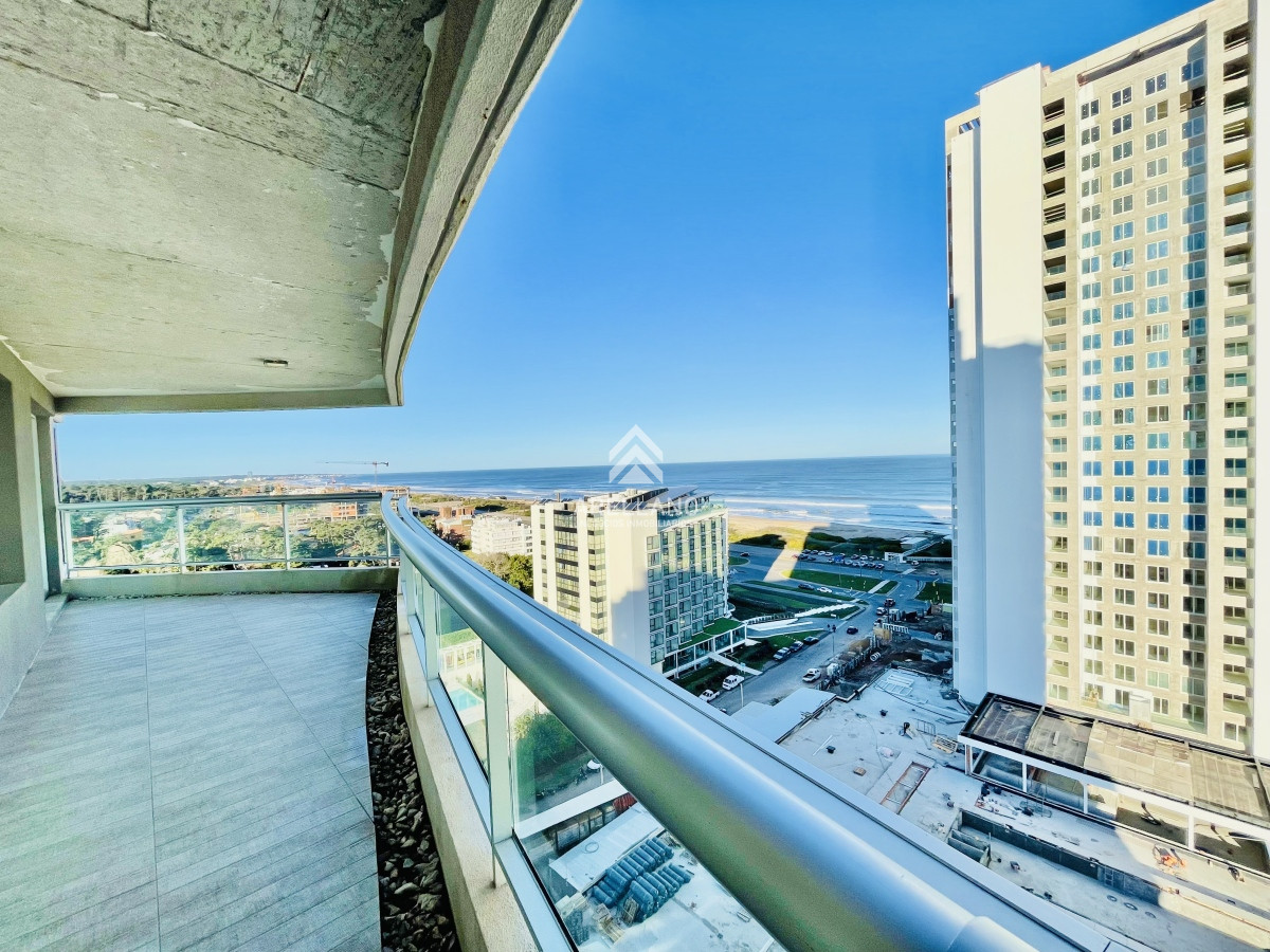 Apartamento ID.3951 - Venta Apartamento piso alto con Vista de 3 Dormitorios y Parrillero en Playa Brava, Punta del Este 