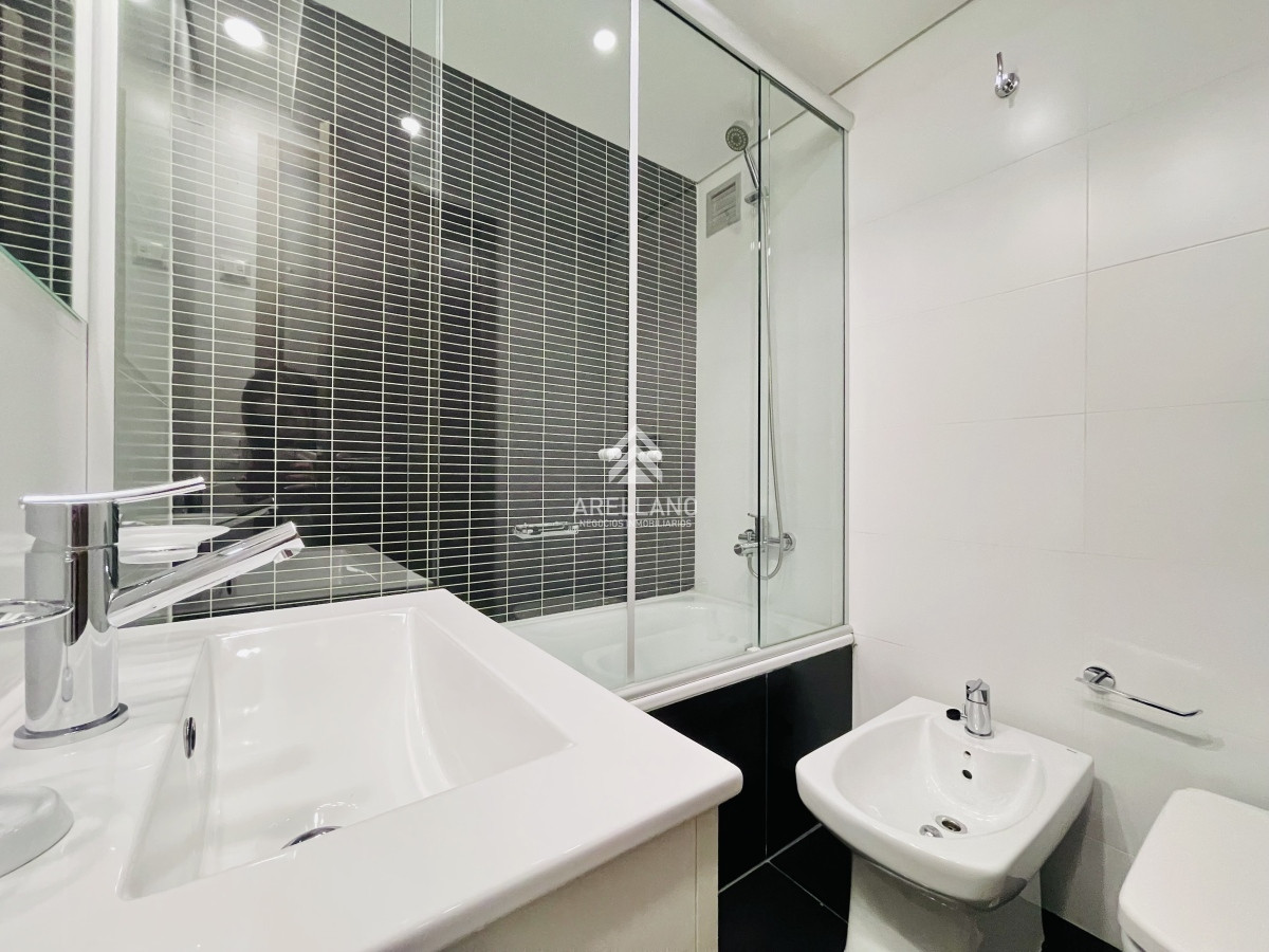 Apartamento ID.3951 - Venta Apartamento piso alto con Vista de 3 Dormitorios y Parrillero en Playa Brava, Punta del Este 
