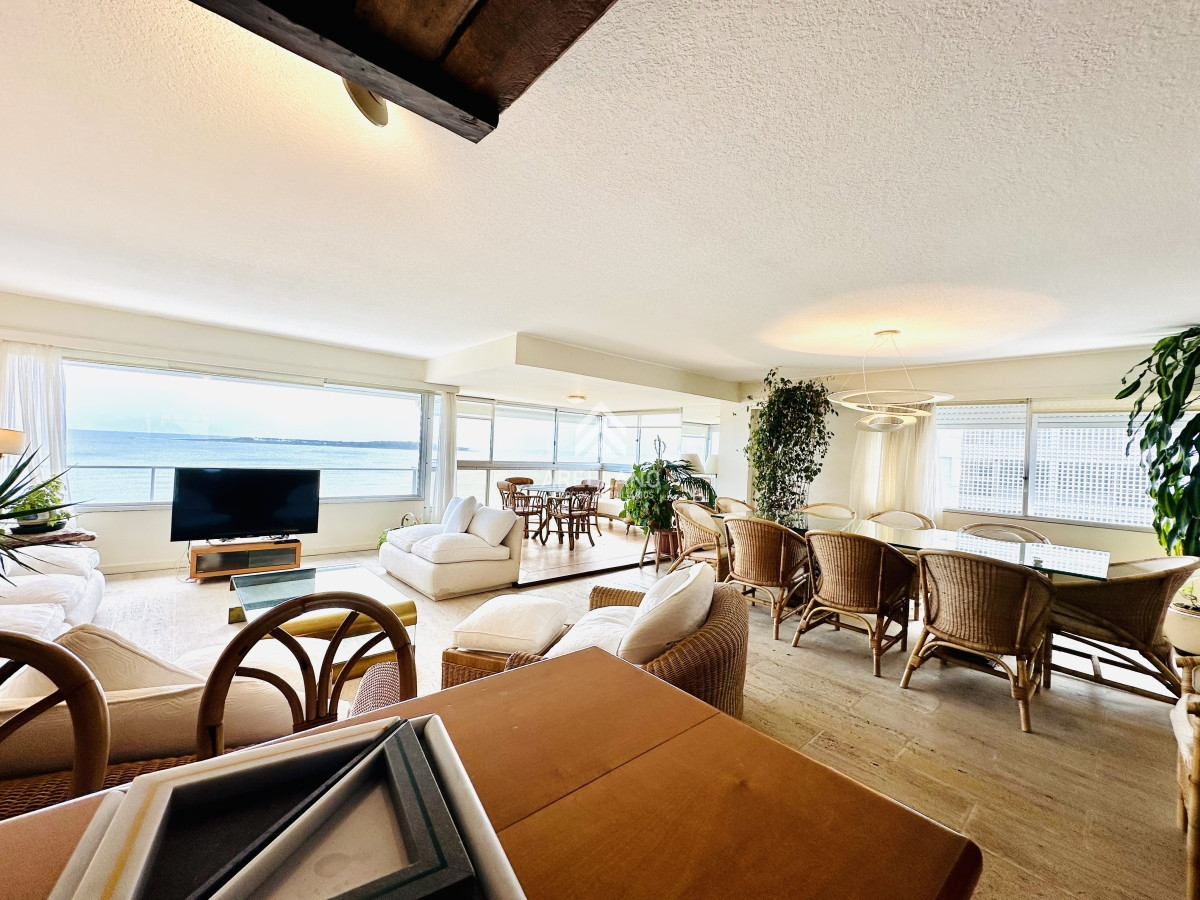 Apartamento ID.4554 - Venta apartamento 3 dormitorios más dependencia sobre primera fila de Playa Mansa, Punta del Este
