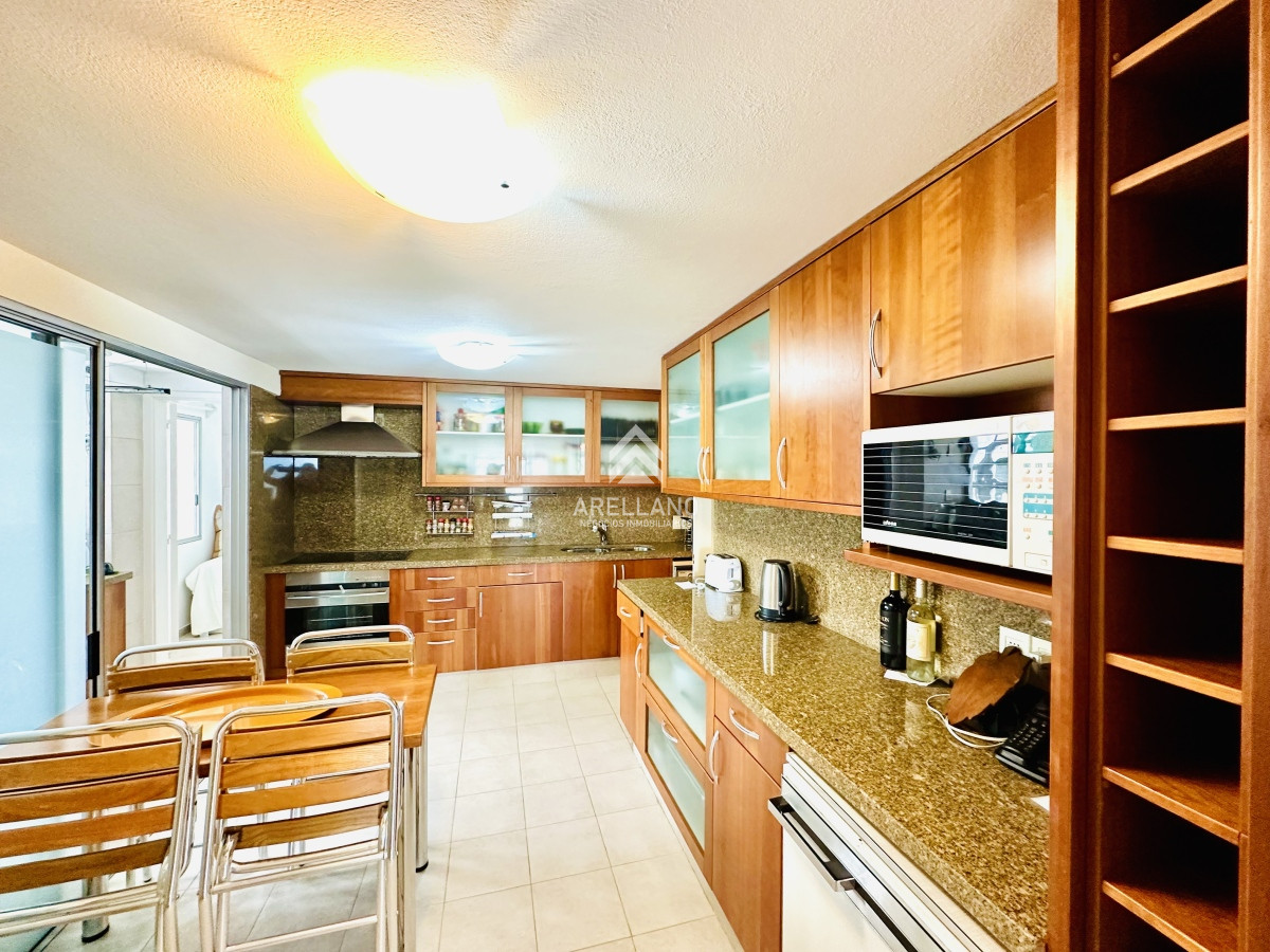Apartamento ID.4554 - Venta apartamento 3 dormitorios más dependencia sobre primera fila de Playa Mansa, Punta del Este