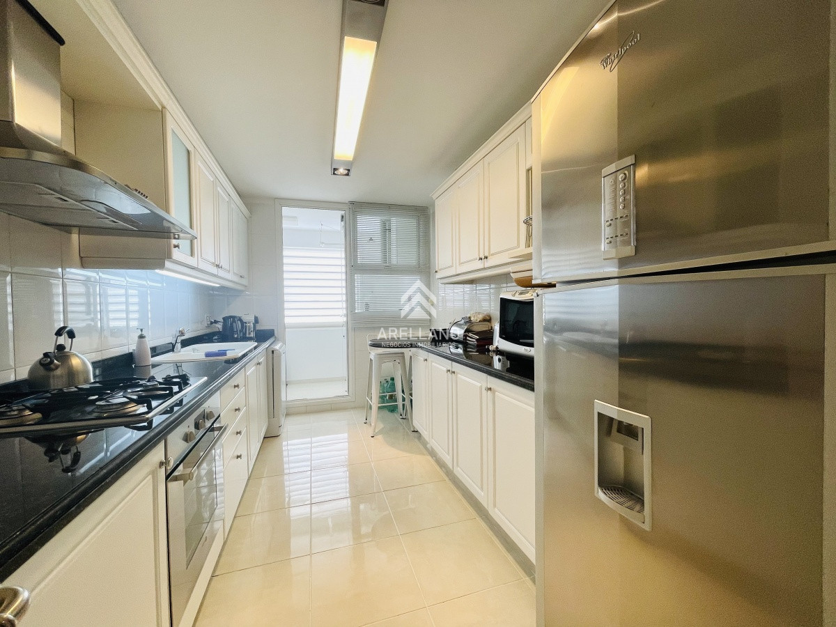 Apartamento ID.4555 - Venta apartamento 3 dormitorios más dependencia de servicio, Playa Mansa, Punta del Este