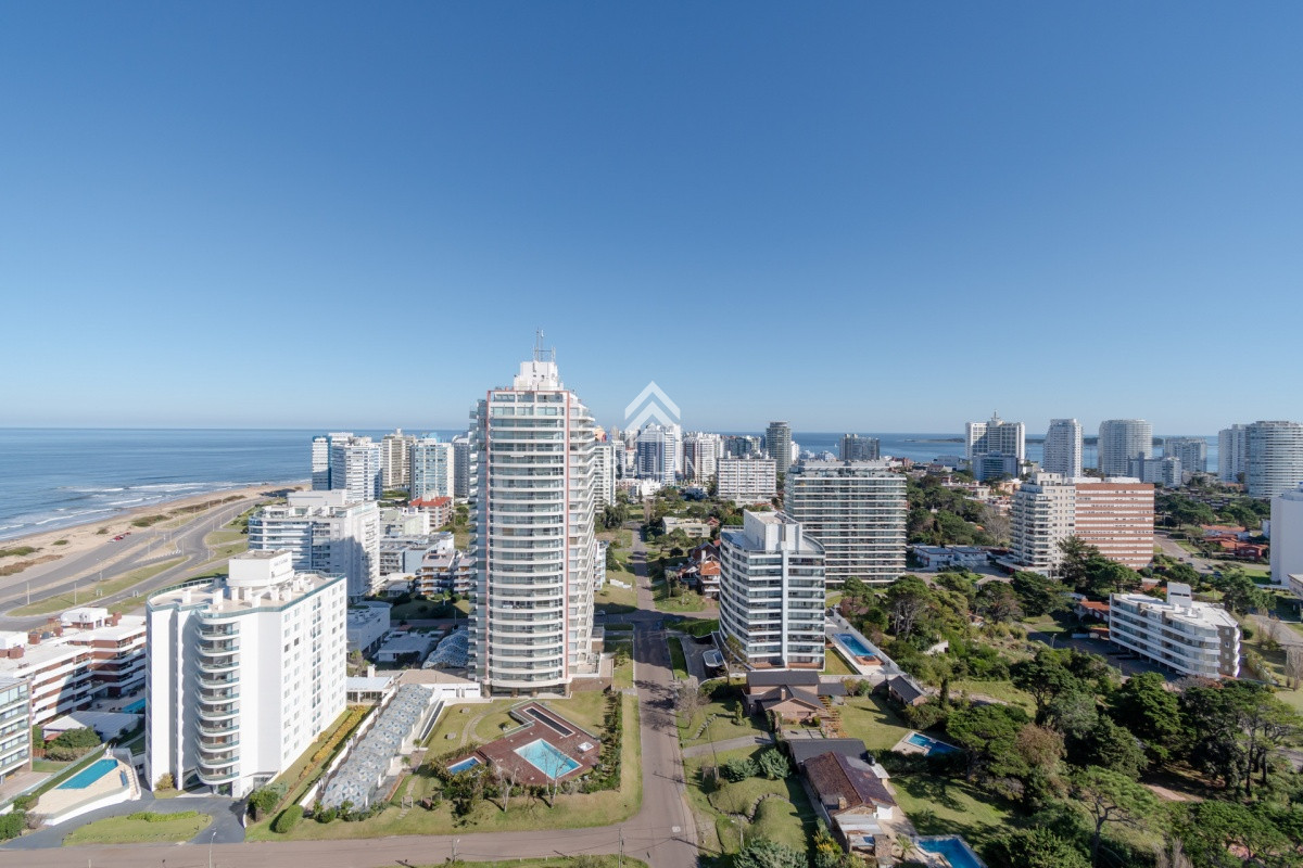 Apartamento ID.3855 - Apartamento de 2 Dormitorios en Playa Brava con Vista al Mar - Venta