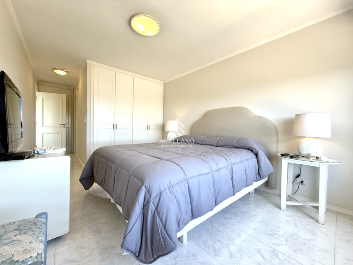 Apartamento ID.5736 - Alquiler temporario apartamento esquinero 3 dormitorios más dependencia de servicio sobre Playa Mansa, Punta del Este