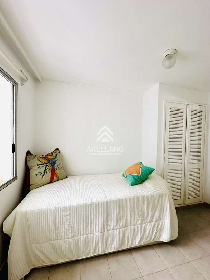 Apartamento ID.4554 - Venta apartamento 3 dormitorios más dependencia sobre primera fila de Playa Mansa, Punta del Este