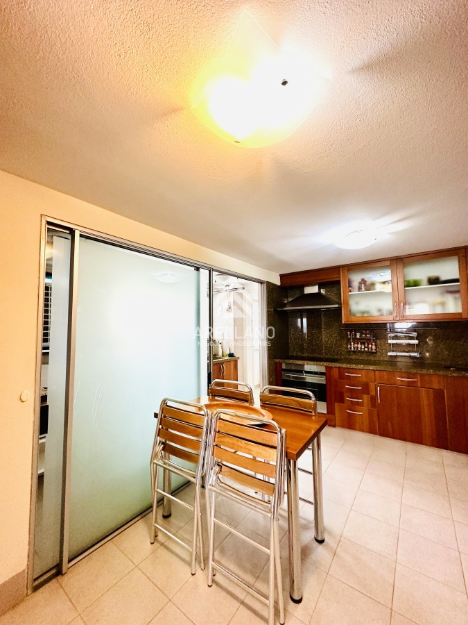 Apartamento ID.4554 - Venta apartamento 3 dormitorios más dependencia sobre primera fila de Playa Mansa, Punta del Este