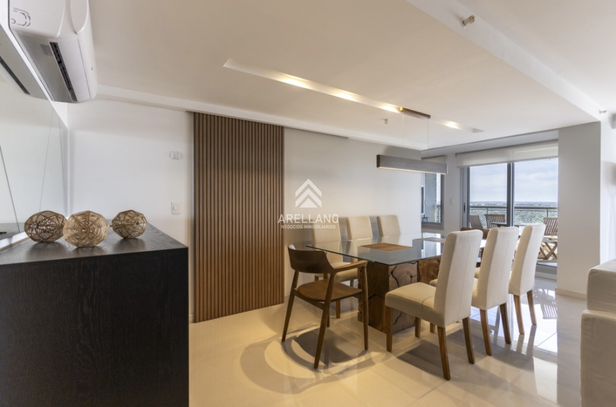 Apartamento ID.5179 - Moderno Penthouse con Vista al Mar, en Playa Brava, 3 Dormitorios con Parrillero y Dependencia de servicio