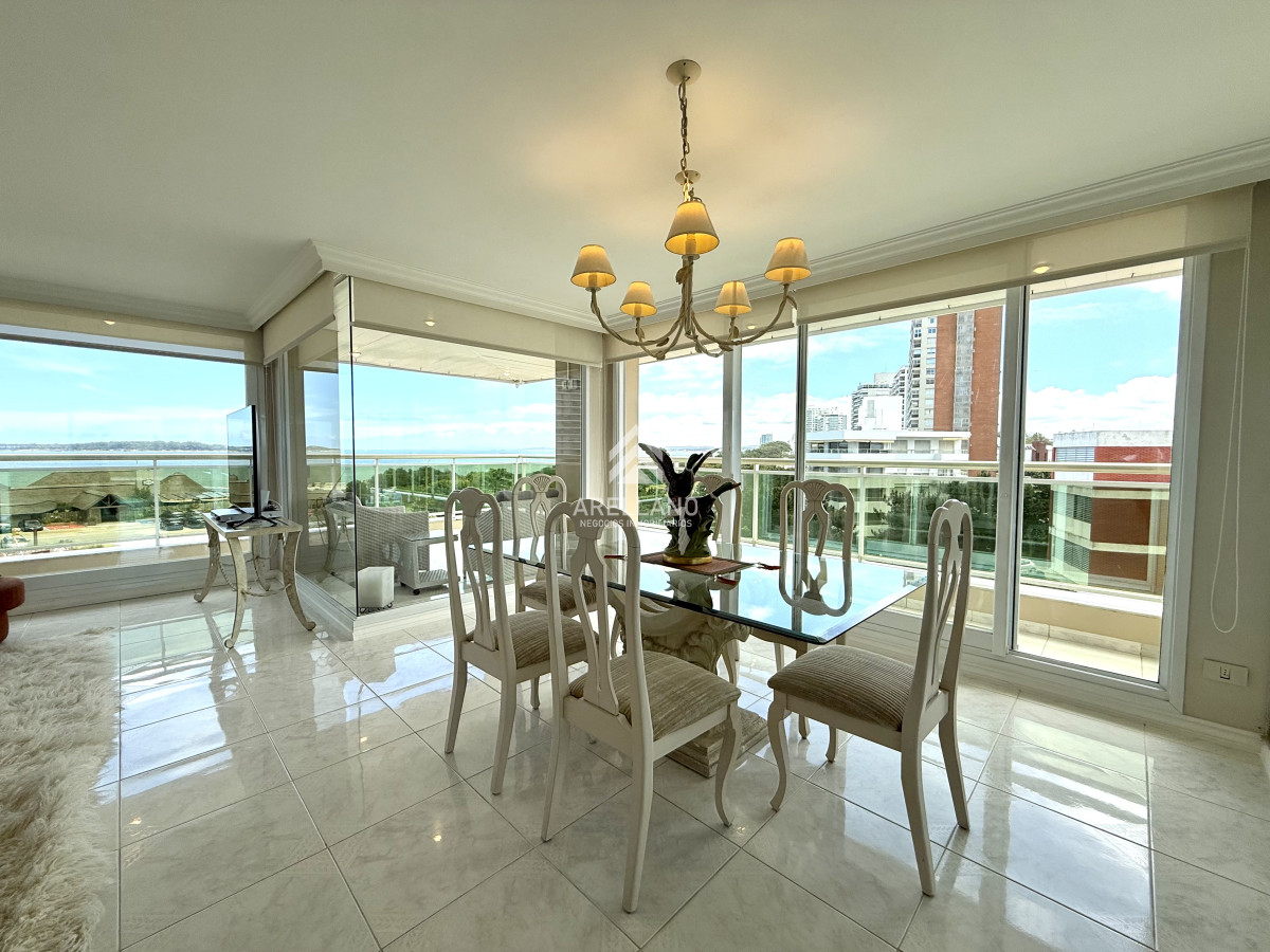 Apartamento ID.5736 - Alquiler temporario apartamento esquinero 3 dormitorios más dependencia de servicio sobre Playa Mansa, Punta del Este