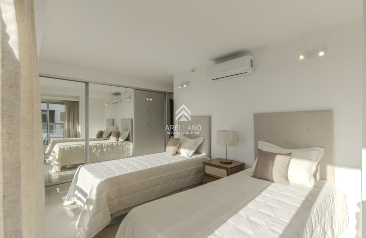 Apartamento ID.5179 - Moderno Penthouse con Vista al Mar, en Playa Brava, 3 Dormitorios con Parrillero y Dependencia de servicio