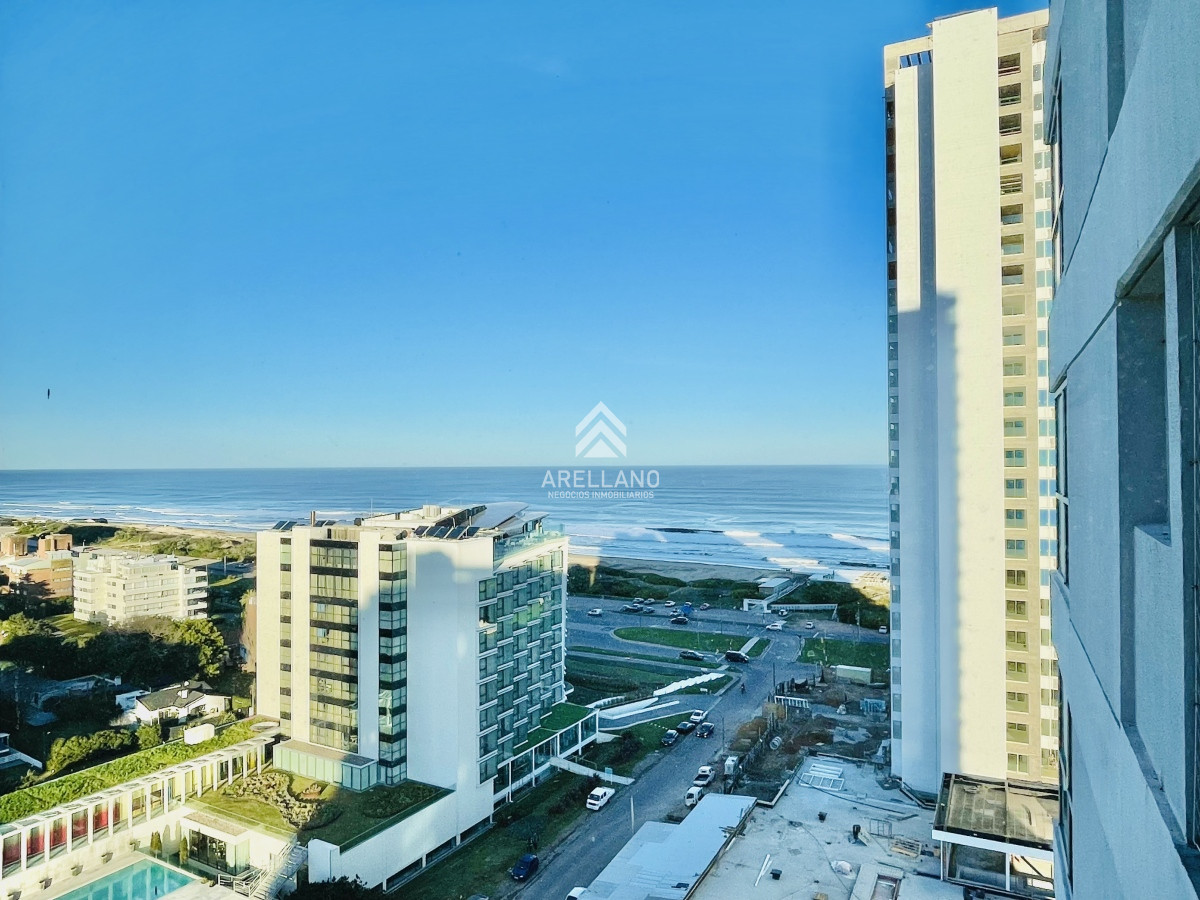 Apartamento ID.3951 - Venta Apartamento piso alto con Vista de 3 Dormitorios y Parrillero en Playa Brava, Punta del Este 