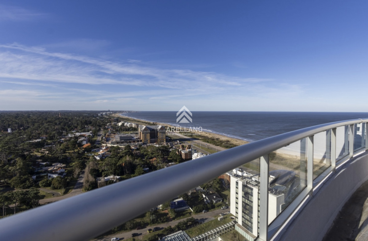 Apartamento ID.5179 - Moderno Penthouse con Vista al Mar, en Playa Brava, 3 Dormitorios con Parrillero y Dependencia de servicio