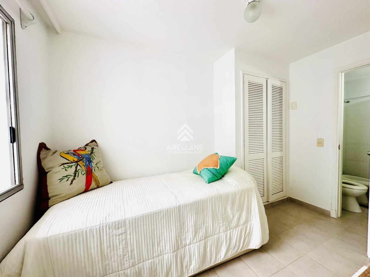 Apartamento ID.4554 - Venta apartamento 3 dormitorios más dependencia sobre primera fila de Playa Mansa, Punta del Este
