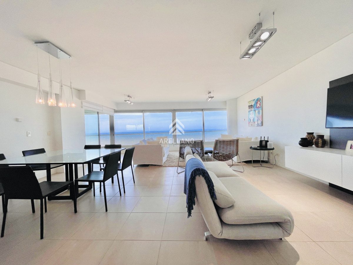 Apartamento ID.5429 - Venta y alquiler temporario de apartamento de 3 dormitorios mas dependencia de servicio en Playa Brava
