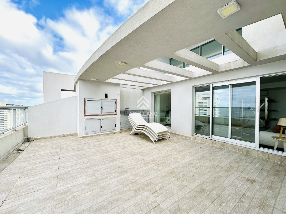 Apartamento ID.5668 - Venta de amplio penthouse 4 dormitorios más dependencia de servicio en torre premiun de Playa Brava, Punta del Este