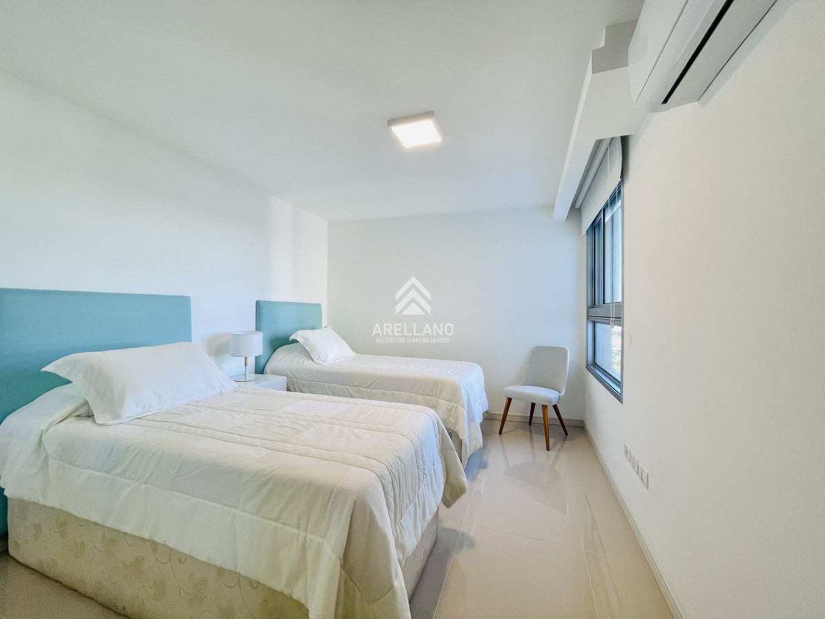 Apartamento ID.3951 - Venta Apartamento piso alto con Vista de 3 Dormitorios y Parrillero en Playa Brava, Punta del Este 