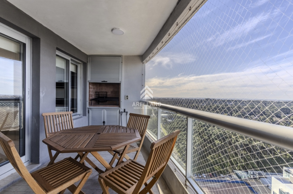 Apartamento ID.5179 - Moderno Penthouse con Vista al Mar, en Playa Brava, 3 Dormitorios con Parrillero y Dependencia de servicio