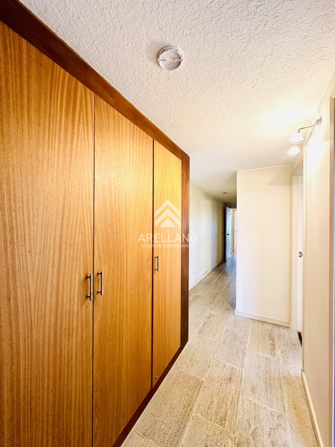 Apartamento ID.4554 - Venta apartamento 3 dormitorios más dependencia sobre primera fila de Playa Mansa, Punta del Este