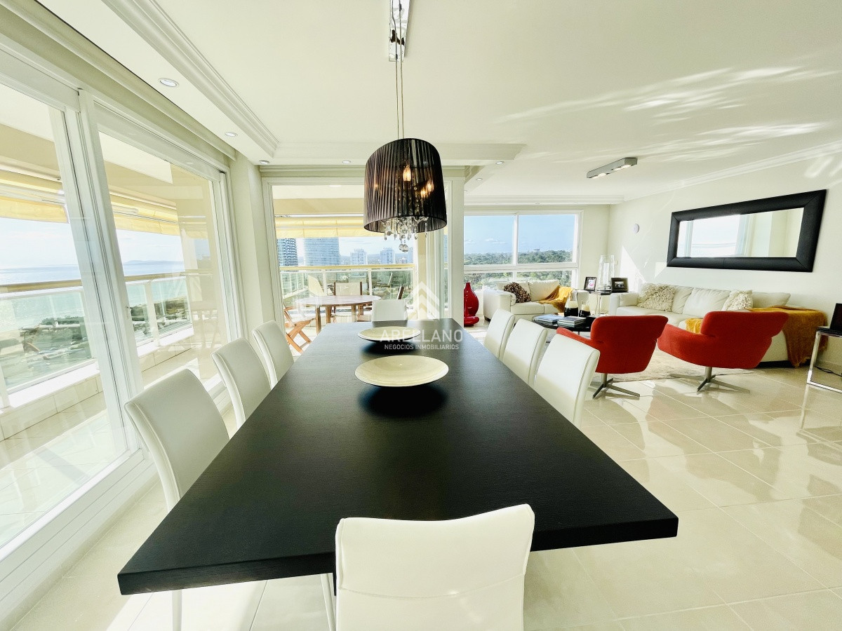 Apartamento ID.4555 - Venta apartamento 3 dormitorios más dependencia de servicio, Playa Mansa, Punta del Este