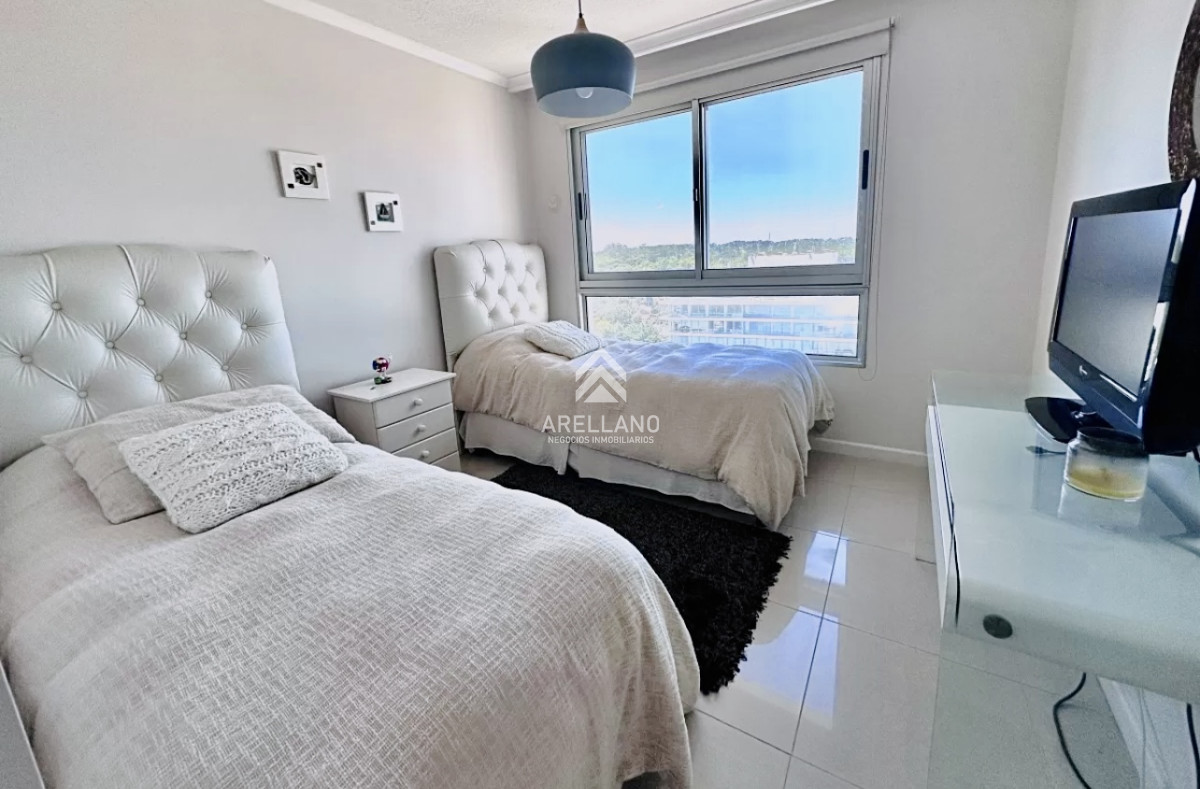 Apartamento ID.5618 - Apartamento de 3 Dormitorios en Venta, Ocean Drive Punta del Este