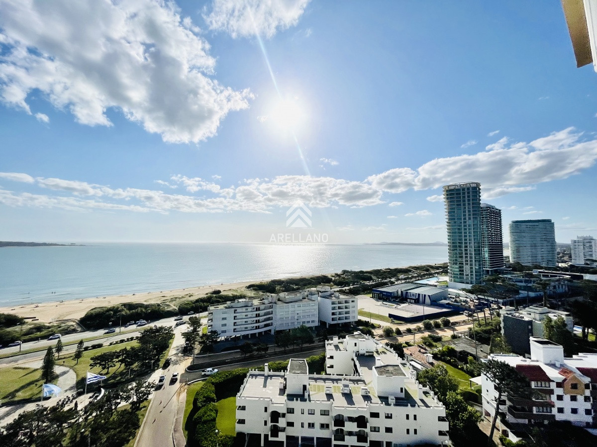 Apartamento ID.4555 - Venta apartamento 3 dormitorios más dependencia de servicio, Playa Mansa, Punta del Este