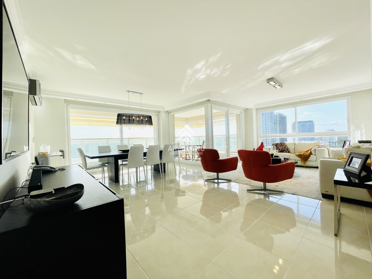 Apartamento ID.4555 - Venta apartamento 3 dormitorios más dependencia de servicio, Playa Mansa, Punta del Este