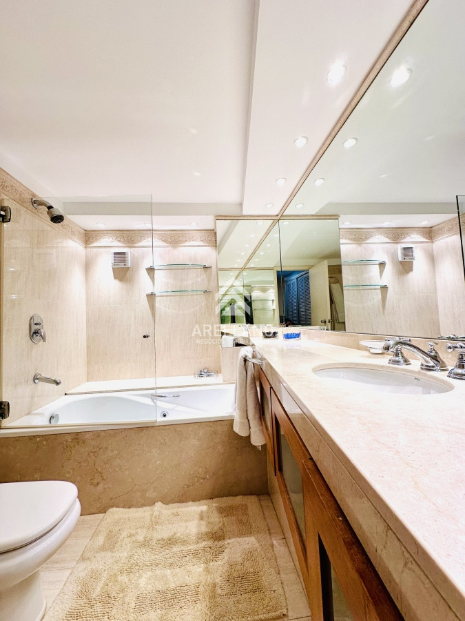 Apartamento ID.4554 - Venta apartamento 3 dormitorios más dependencia sobre primera fila de Playa Mansa, Punta del Este