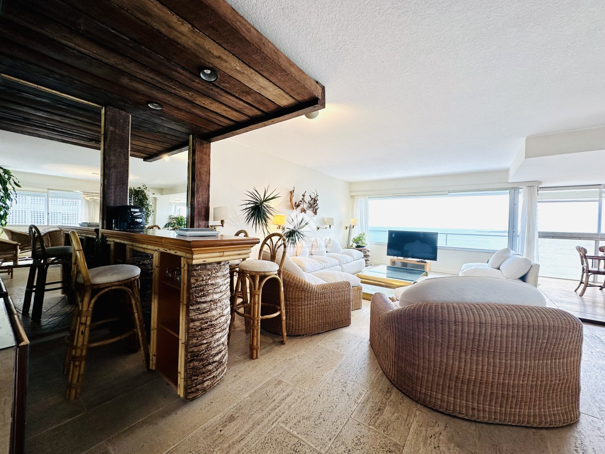 Apartamento ID.4554 - Venta apartamento 3 dormitorios más dependencia sobre primera fila de Playa Mansa, Punta del Este