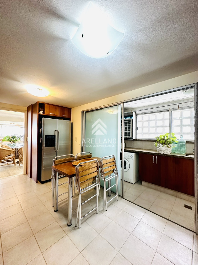 Apartamento ID.4554 - Venta apartamento 3 dormitorios más dependencia sobre primera fila de Playa Mansa, Punta del Este