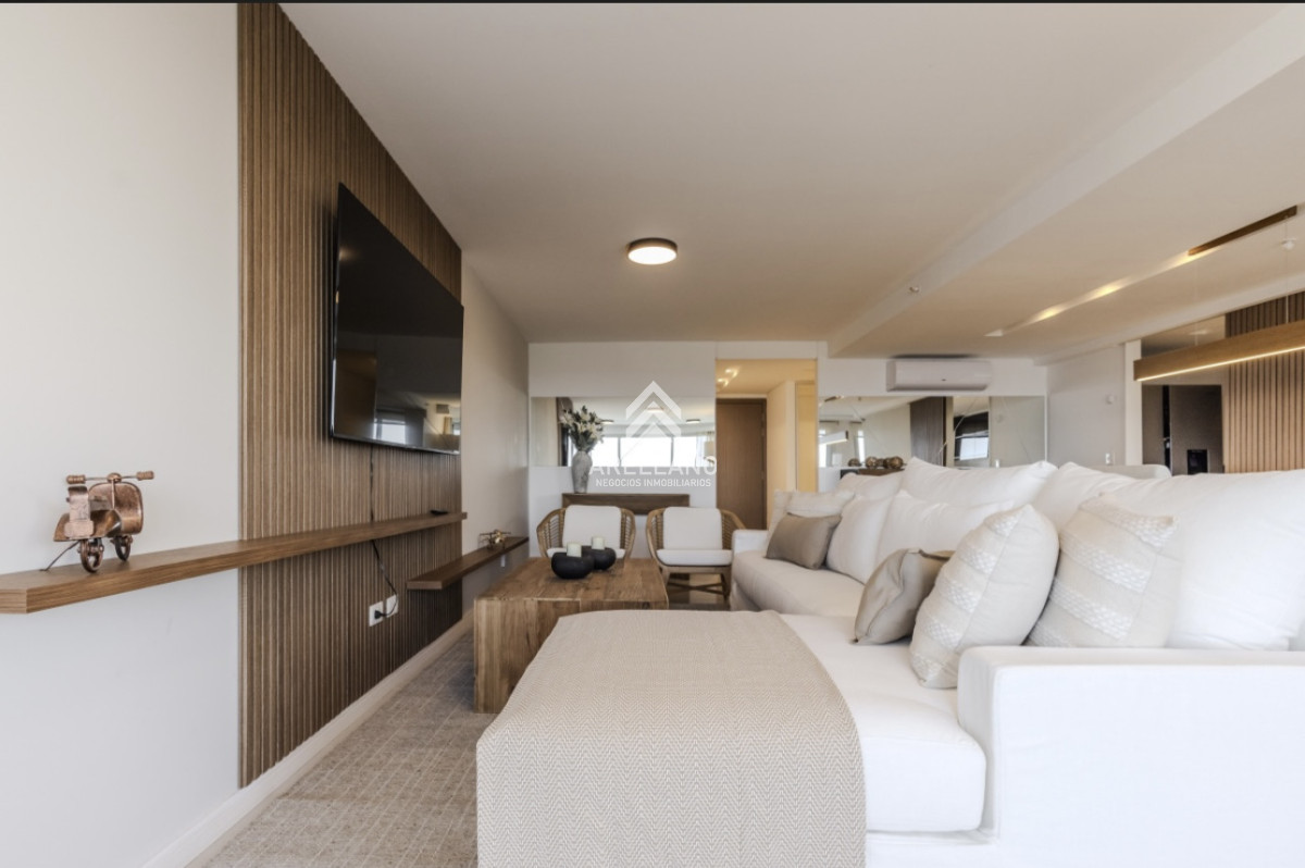 Apartamento ID.5179 - Moderno Penthouse con Vista al Mar, en Playa Brava, 3 Dormitorios con Parrillero y Dependencia de servicio