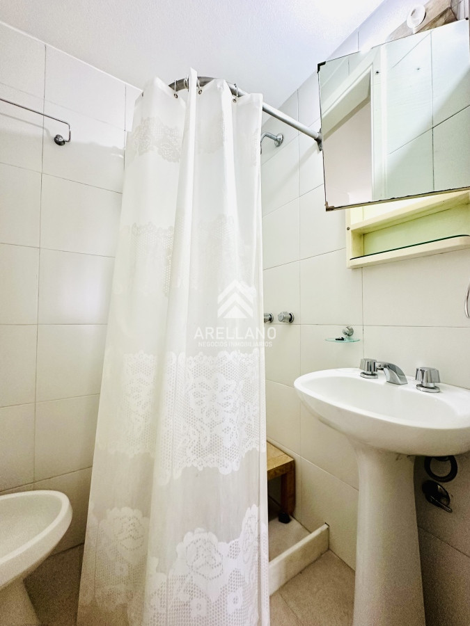 Apartamento ID.4554 - Venta apartamento 3 dormitorios más dependencia sobre primera fila de Playa Mansa, Punta del Este