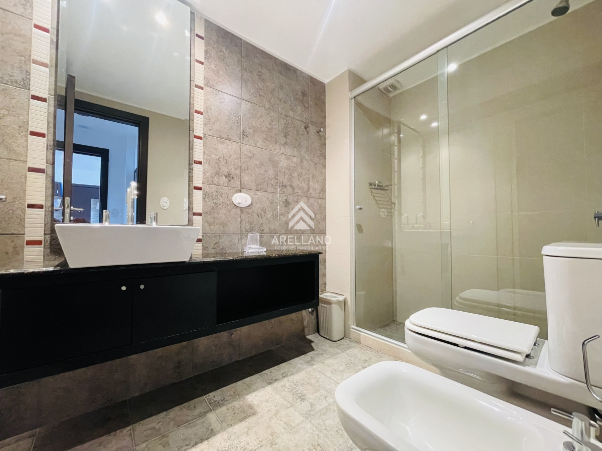 Apartamento ID.3801 - Alquiler Apartamento con Vista al Mar de 2 Dormitorios a Una Cuadra de la Playa, Punta del Este