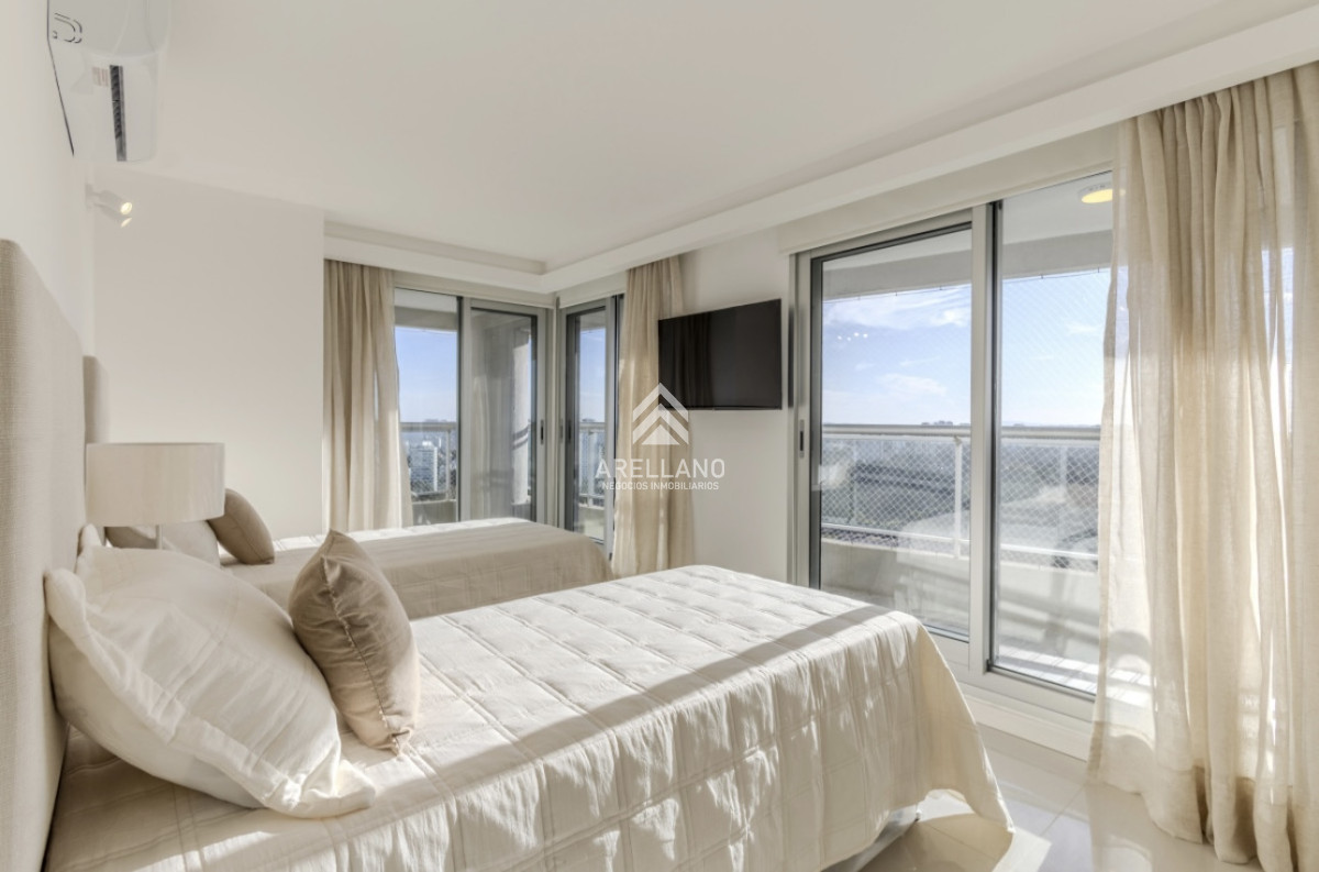 Apartamento ID.5179 - Moderno Penthouse con Vista al Mar, en Playa Brava, 3 Dormitorios con Parrillero y Dependencia de servicio