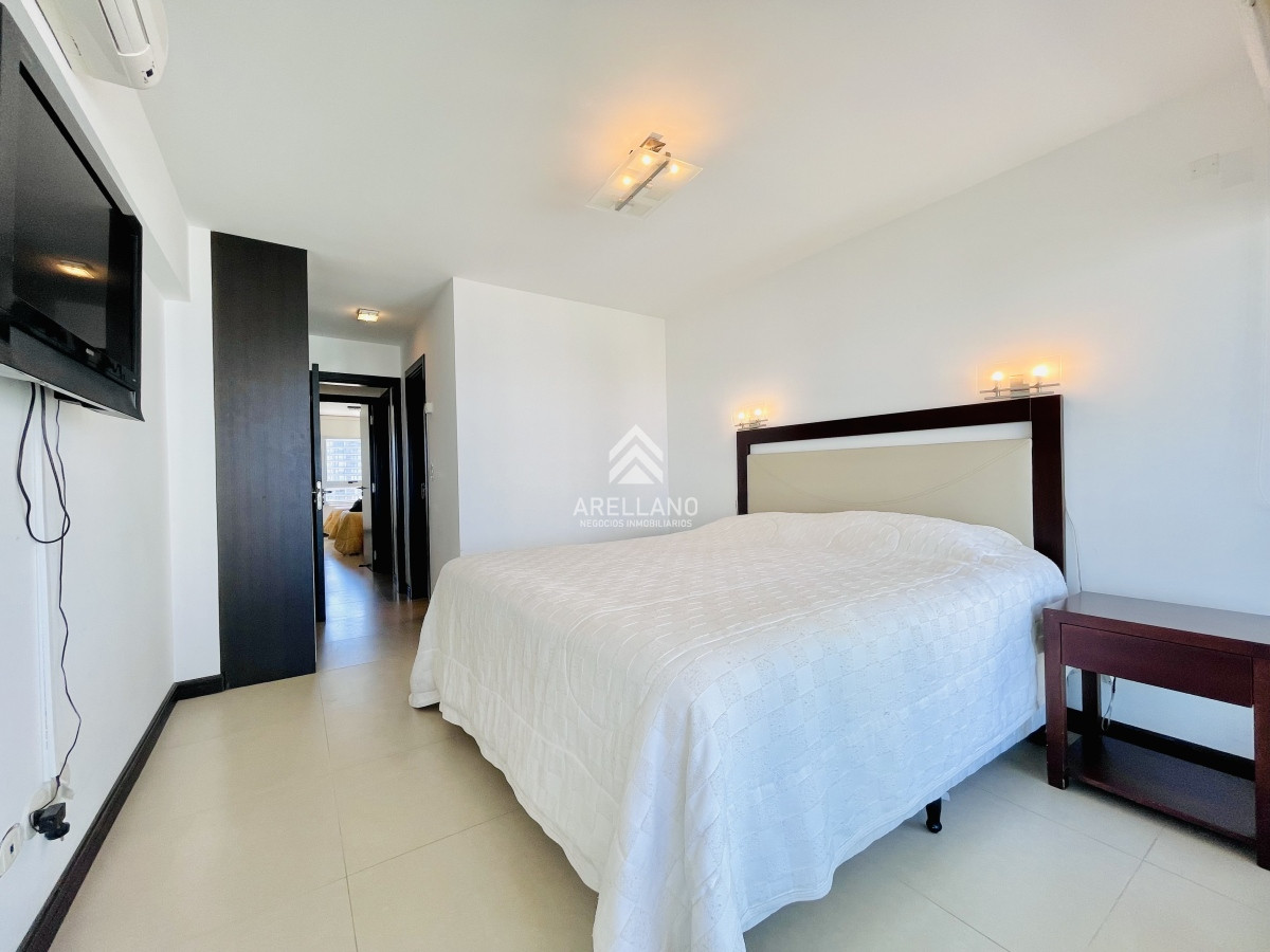 Apartamento ID.3784 - Apartamento de 2 Dormitorios, Vista al Mar y Parrillero en Playa Mansa, Venta