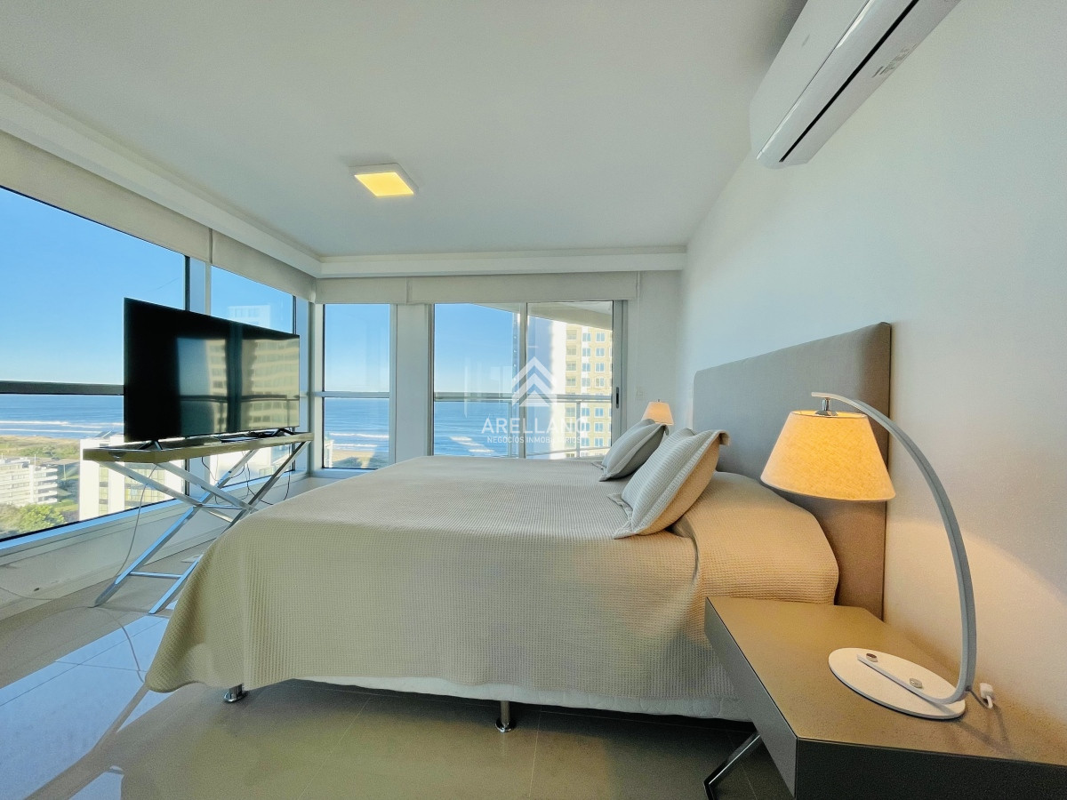 Apartamento ID.3951 - Venta Apartamento piso alto con Vista de 3 Dormitorios y Parrillero en Playa Brava, Punta del Este 