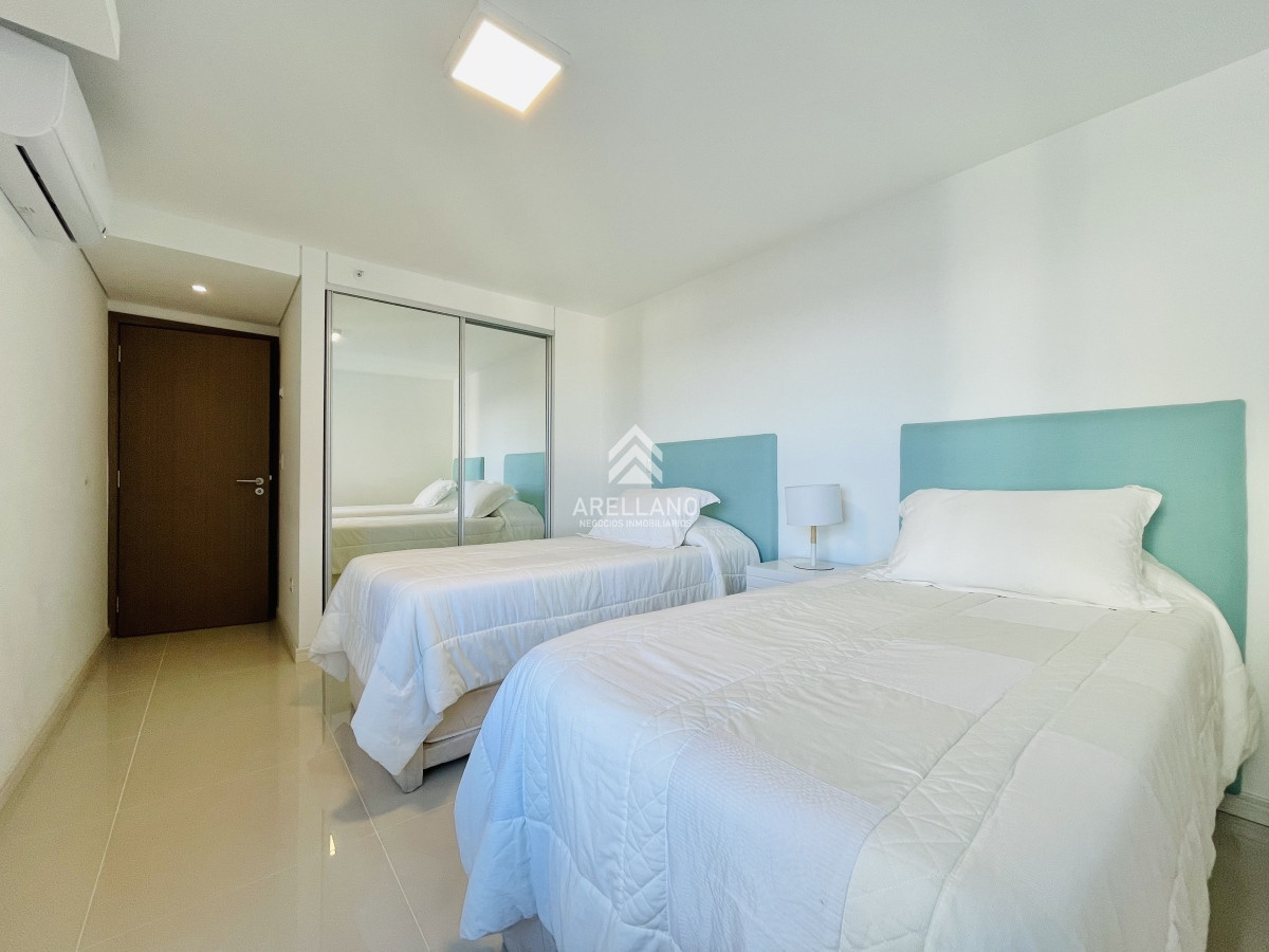 Apartamento ID.3951 - Venta Apartamento piso alto con Vista de 3 Dormitorios y Parrillero en Playa Brava, Punta del Este 