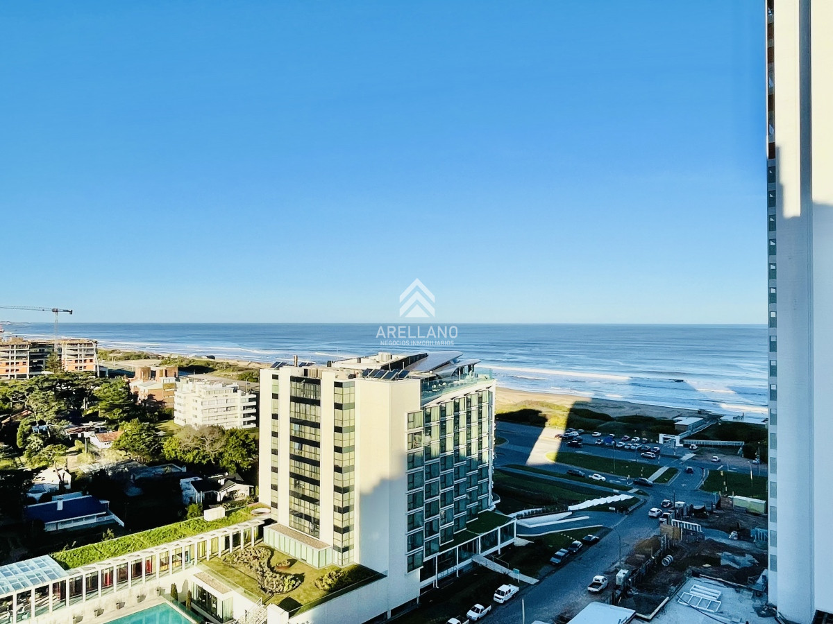 Apartamento ID.3951 - Venta Apartamento piso alto con Vista de 3 Dormitorios y Parrillero en Playa Brava, Punta del Este 