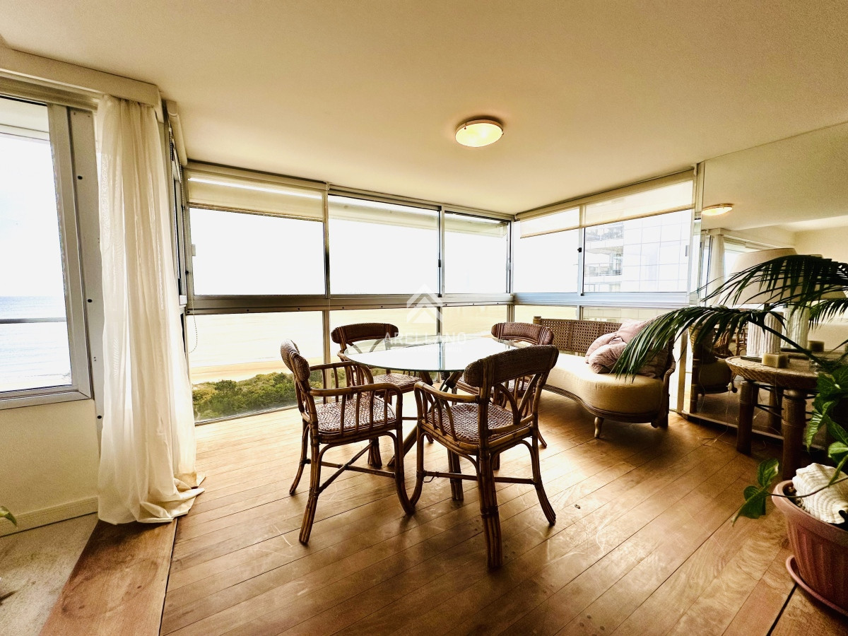 Apartamento ID.4554 - Venta apartamento 3 dormitorios más dependencia sobre primera fila de Playa Mansa, Punta del Este