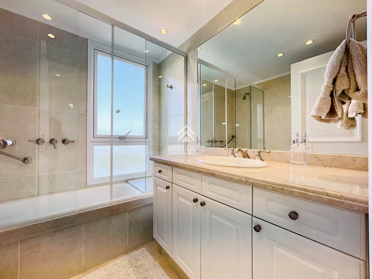 Apartamento ID.4555 - Venta apartamento 3 dormitorios más dependencia de servicio, Playa Mansa, Punta del Este