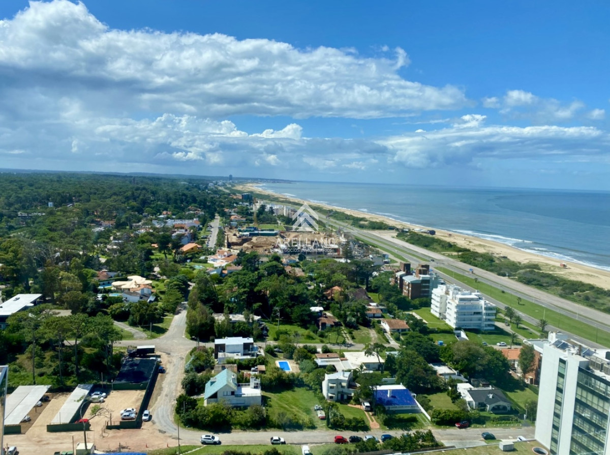 Apartamento ID.5532 - Venta apartamento piso alto de 2 dormitorios más servicio en playa brava 