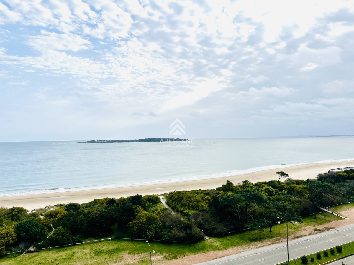 Apartamento ID.4554 - Venta apartamento 3 dormitorios más dependencia sobre primera fila de Playa Mansa, Punta del Este