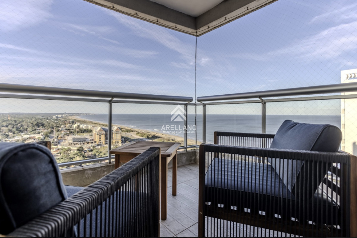 Apartamento ID.5179 - Moderno Penthouse con Vista al Mar, en Playa Brava, 3 Dormitorios con Parrillero y Dependencia de servicio