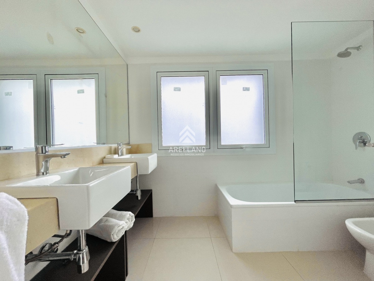 Apartamento ID.5570 - Venta Apartamento de 3 Dormitorios y Parrillero Frente al Mar, Playa Mansa