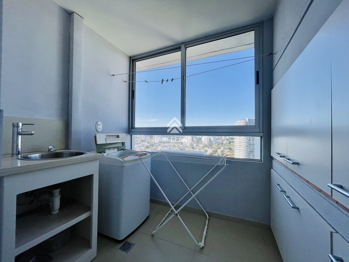Apartamento ID.3801 - Alquiler Apartamento con Vista al Mar de 2 Dormitorios a Una Cuadra de la Playa, Punta del Este