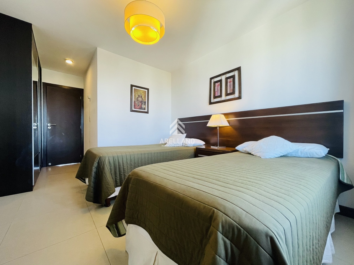 Apartamento ID.3801 - Alquiler Apartamento con Vista al Mar de 2 Dormitorios a Una Cuadra de la Playa, Punta del Este