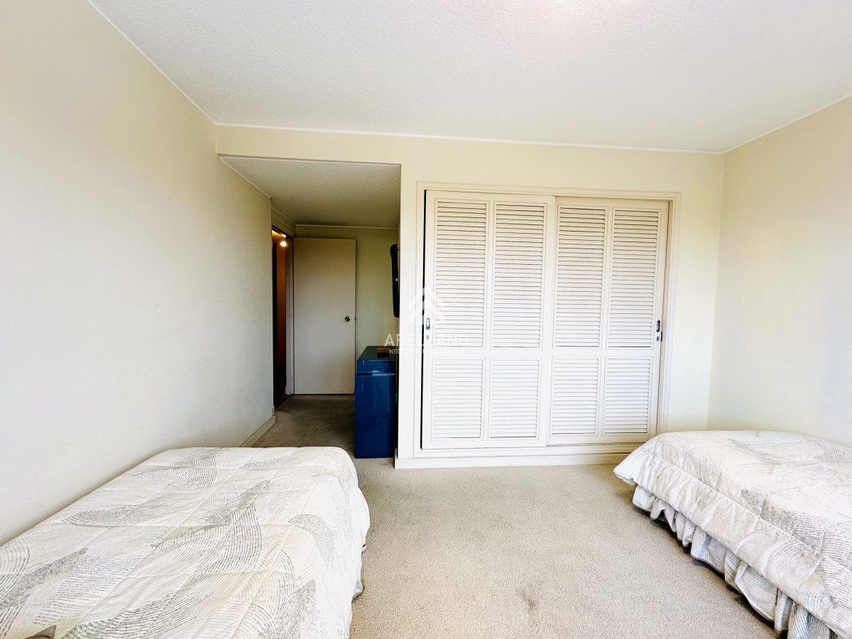 Apartamento ID.4554 - Venta apartamento 3 dormitorios más dependencia sobre primera fila de Playa Mansa, Punta del Este