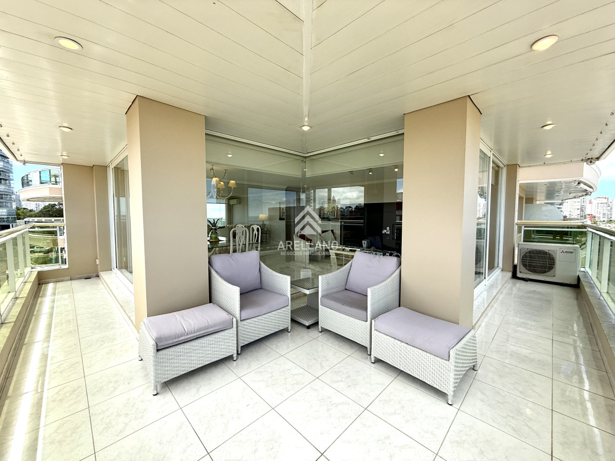 Apartamento ID.5736 - Alquiler temporario apartamento esquinero 3 dormitorios más dependencia de servicio sobre Playa Mansa, Punta del Este