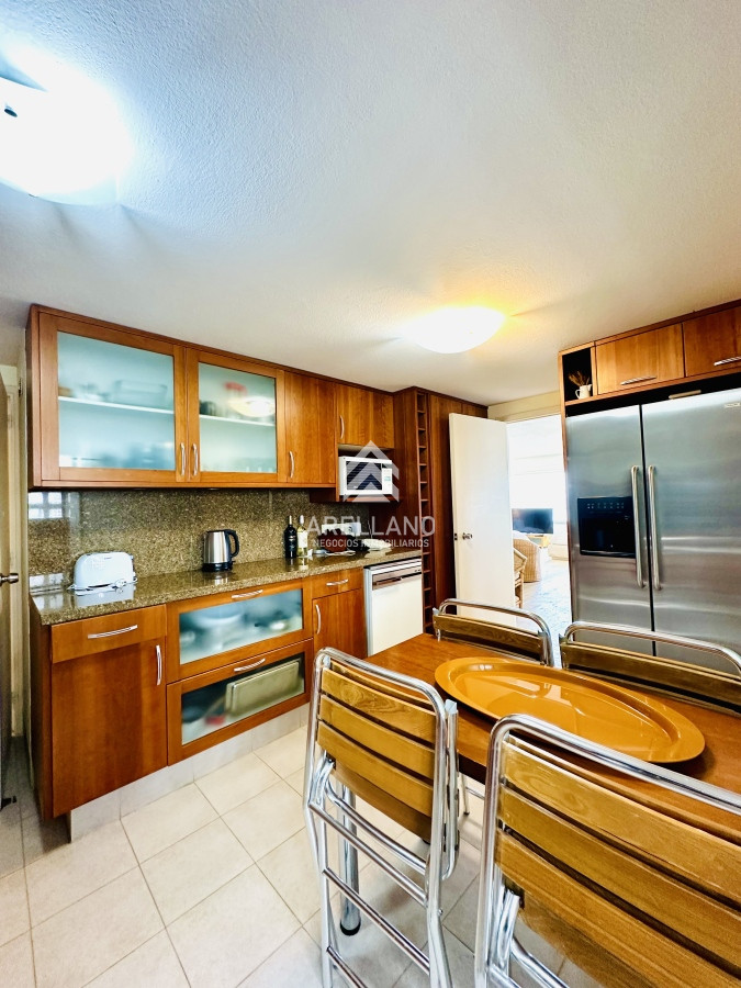 Apartamento ID.4554 - Venta apartamento 3 dormitorios más dependencia sobre primera fila de Playa Mansa, Punta del Este